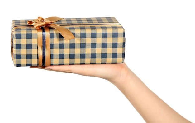 Mano femenina sosteniendo caja de regalo con cinta sobre fondo claro