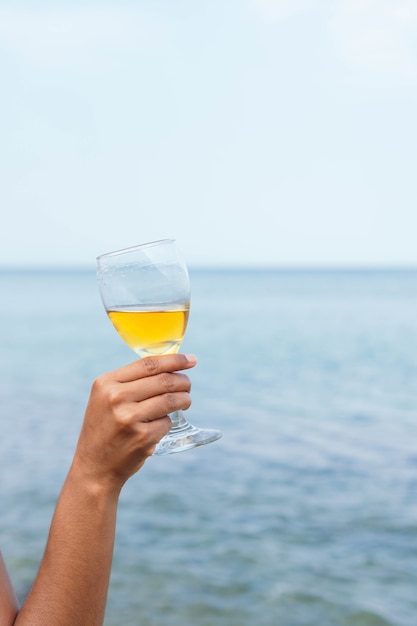 Mano femenina sosteniendo una copa de vino