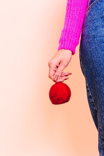 Foto una mano femenina sosteniendo manzana de amor.