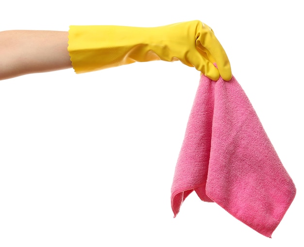 Mano femenina sosteniendo un paño de microfibra aislado en blanco