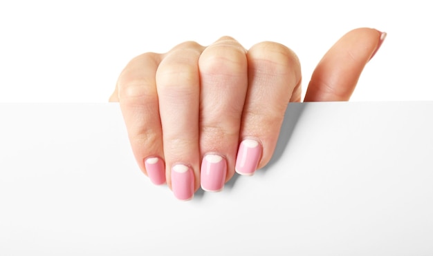 Mano femenina sosteniendo papel en blanco aislado en blanco