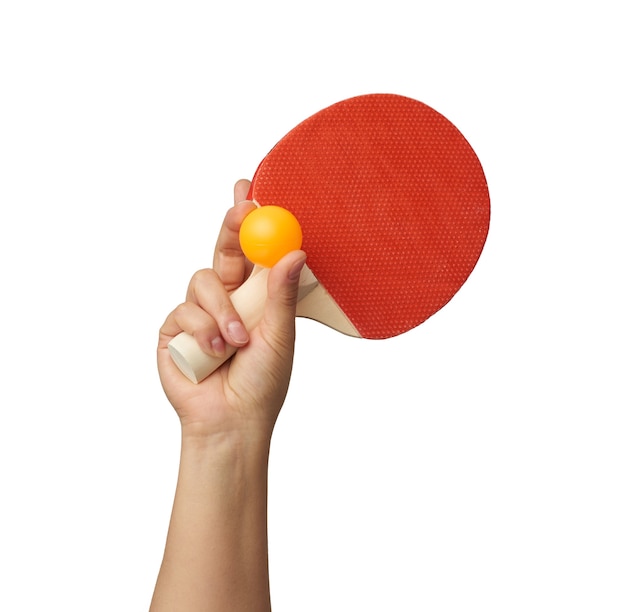 Mano femenina sosteniendo una pelota de plástico naranja y una raqueta de ping pong de madera