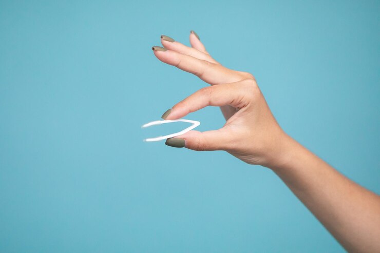 Mano femenina sosteniendo pinzas para lentes