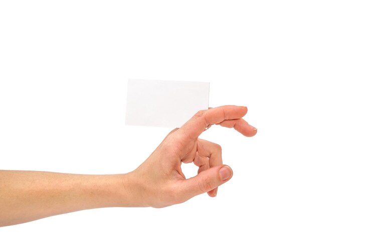Foto mano femenina sosteniendo una tarjeta de visita aislada en blanco
