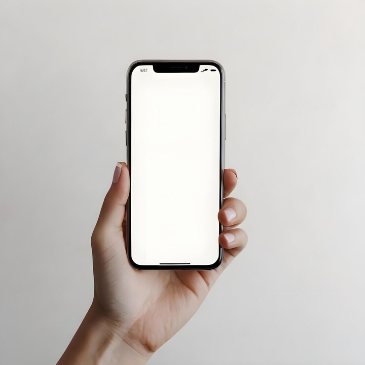 Mano femenina sosteniendo un teléfono inteligente con una pantalla blanca sobre un fondo blanco