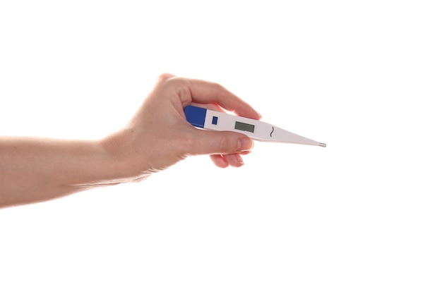 Mano femenina sostiene un termómetro El virus del resfriado común Aislado en un fondo blanco