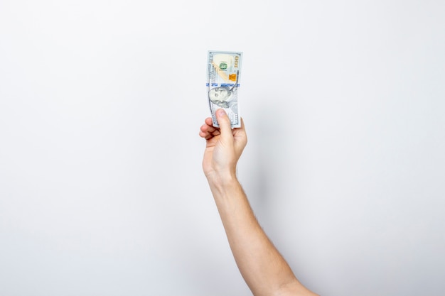 Foto mano femenina tiene dinero en un blanco aislado