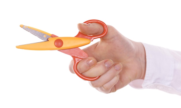 Mano femenina con tijeras aisladas en blanco
