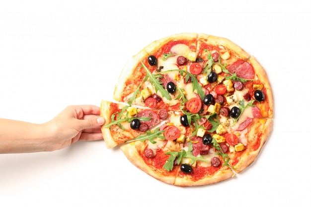 Mano femenina toma un trozo de pizza, aislado sobre fondo blanco.