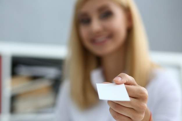 Mano femenina en traje dar tarjeta de visita en blanco a hombre