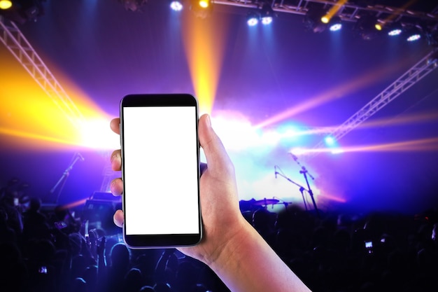 Mano con un festival de conciertos de música en vivo de registros de teléfonos inteligentes.