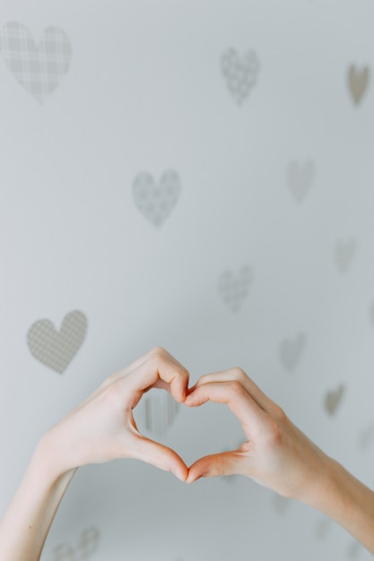 Mano en forma de corazón para el día de san valentín, amor, amabilidad y amistad concepto