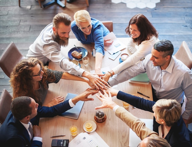 La mano de la gente monta concepto del trabajo en equipo de la reunión de la conexión