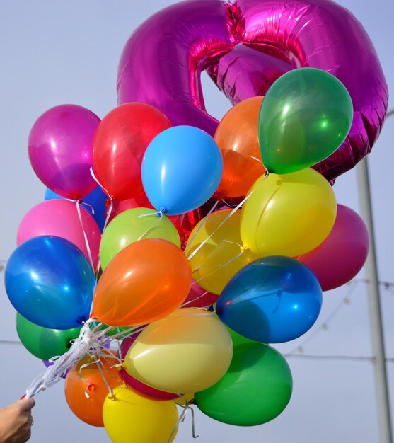 Foto la mano con los globos de colores