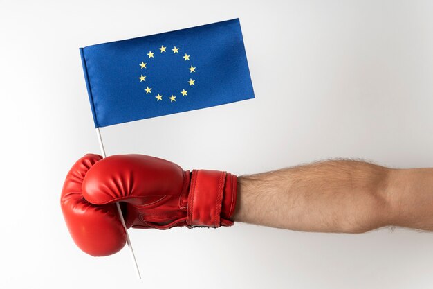 Mano en guante de boxeo sostiene la bandera de la UE