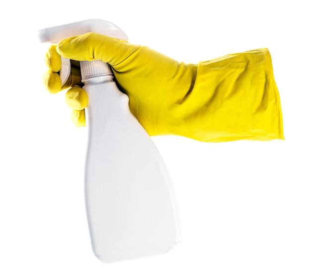 Mano con guante de látex amarillo protector con botella de spray, spray multiusos sobre fondo blanco aislado