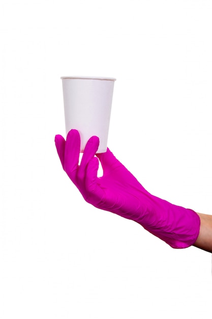 Mano guante médico rosa blanco vaso de papel aislado limpio