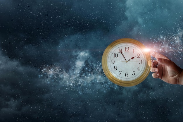 La mano hace clic en el reloj en el fondo de la red y el universo.