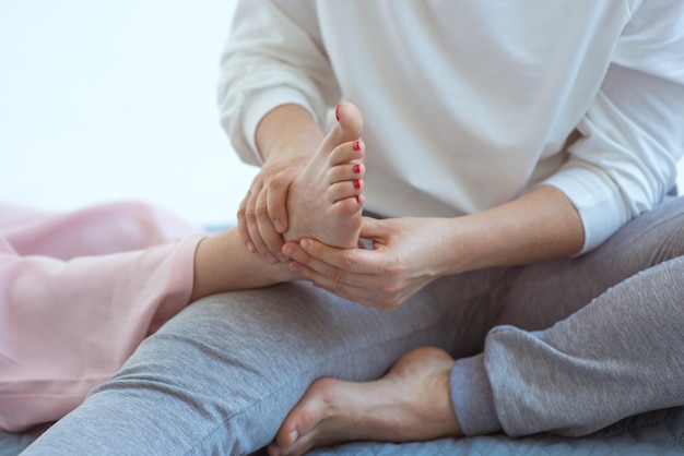 Mano haciendo masaje tailandés de pies Medicina alternativa relax bienestar y concepto de masaje tailandés