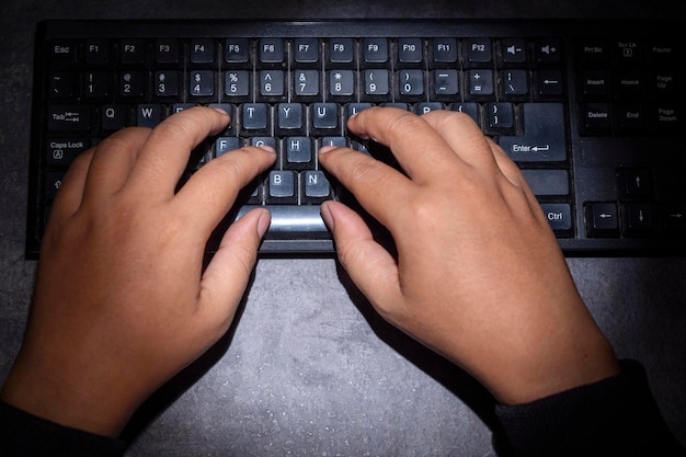 Mano de hacker escribiendo en un teclado de computadora Concepto de seguridad cibernética