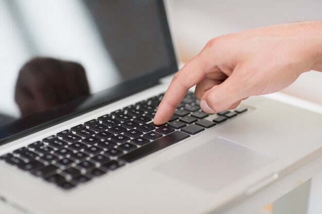 La mano de Han usando un teclado portátil