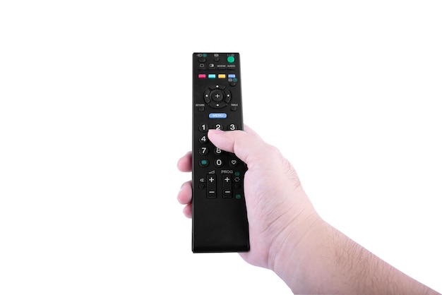 La mano del hombre asiático que sostiene una TV teledirigida en las manos en el fondo blanco o aislada