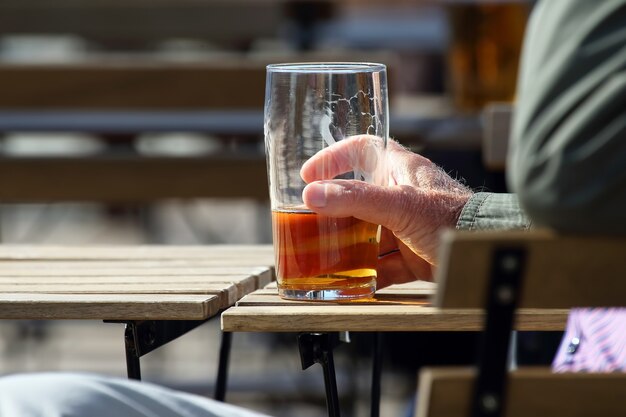 Mano de un hombre bebiendo cerveza