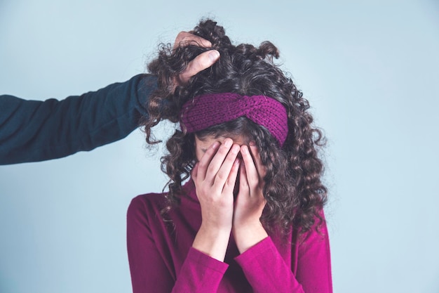 Foto mano de hombre en cabello de mujer triste