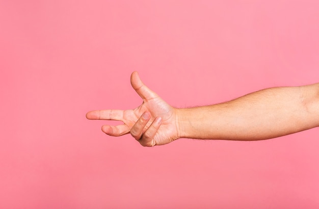 Mano de hombre caucásico colgando algo en blanco