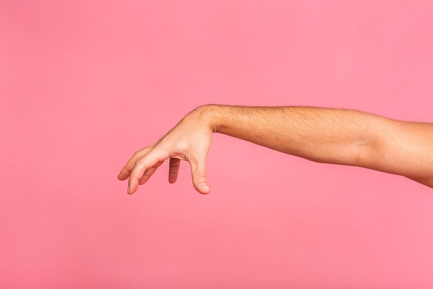 Foto mano de hombre caucásico colgando algo en blanco