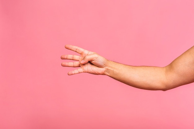 Foto mano del hombre caucásico mostrando diferentes gestos, vista de cerca de las manos