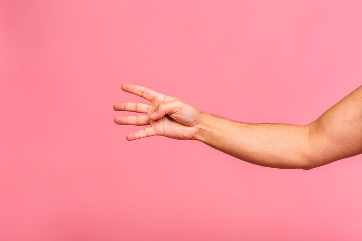 Foto mano del hombre caucásico mostrando diferentes gestos, vista de cerca de las manos