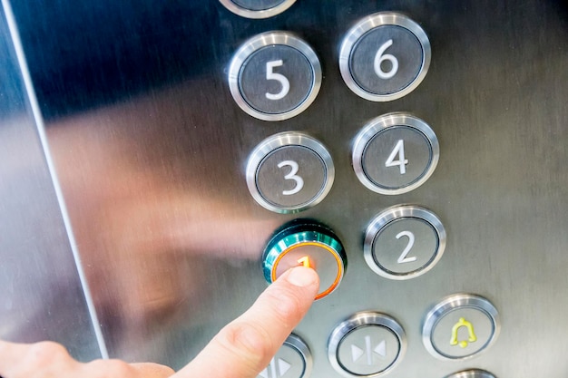 La mano del hombre causa el primer piso en un ascensor de metal