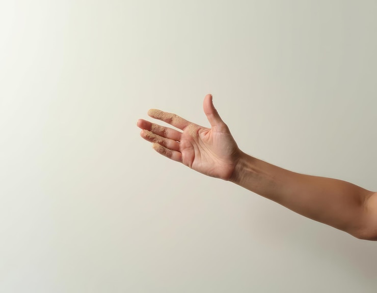 Foto la mano de un hombre está abierta al cielo y la palabra i m en él