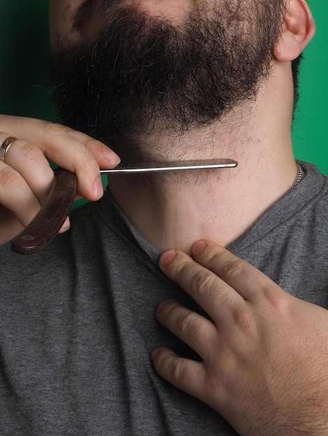 La mano de un hombre está en el cuello del hombre.