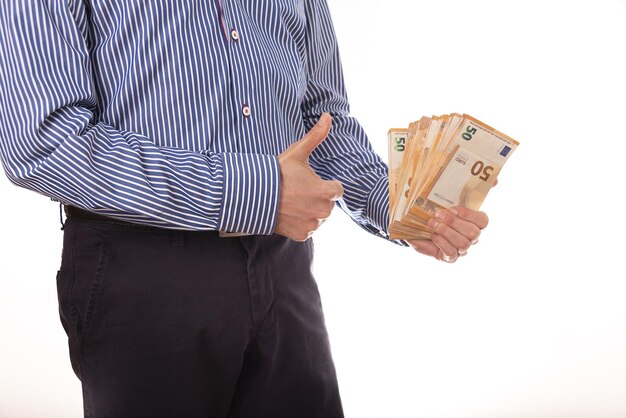 La mano del hombre está poniendo dinero en el bolsillo