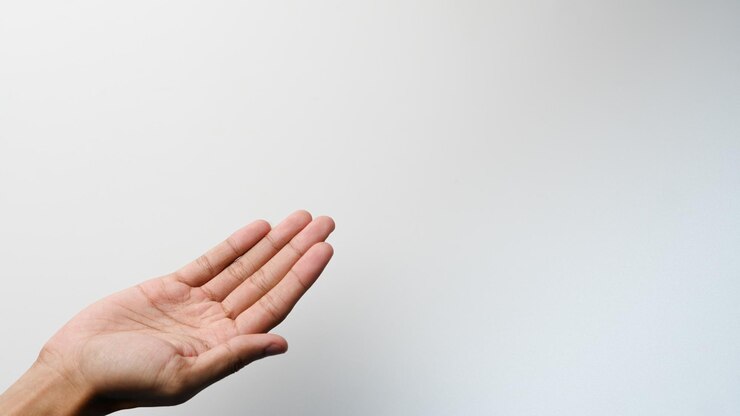 Foto mano de un hombre con un gesto pidiendo dinero sobre un fondo blanco.