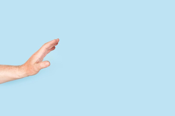 Foto mano de hombre haciendo señal de stop en un fondo azul claro con espacio de copia