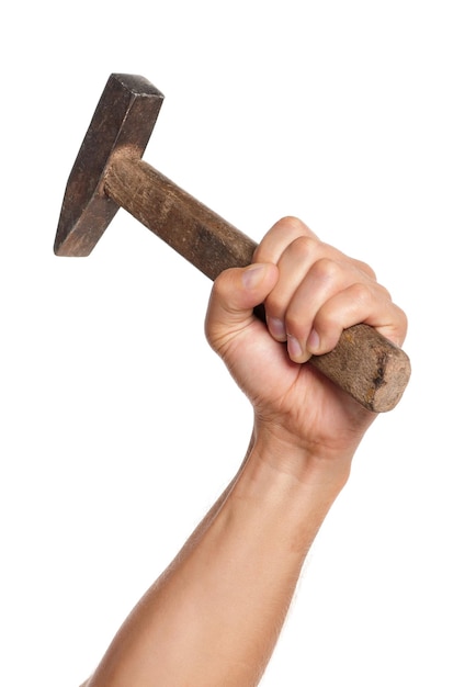 Foto mano de hombre con martillo viejo aislado sobre fondo blanco.