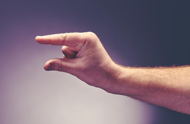 La mano del hombre muestra el tamaño de algo.