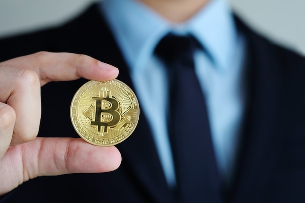 Mano de hombre de negocios con bitcoins