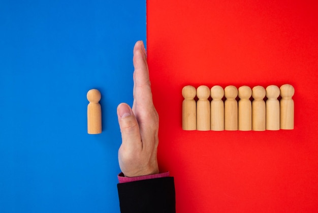 Foto la mano del hombre de negocios deja de caer figuras de personas empleados