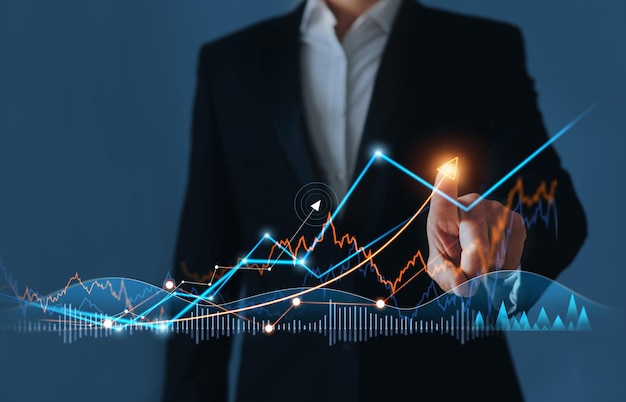 Mano de hombre de negocios dibuja el progreso del gráfico de negocio de crecimiento y análisis financiero