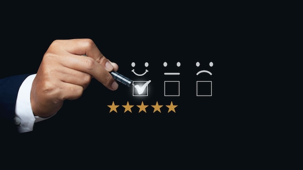 Mano de hombre de negocios eligiendo la pantalla en el icono de cinco estrellas para dar satisfacción en la calificación del servicio muy impresionado Experiencia de servicio al cliente Concepto de servicio al cliente y satisfacción