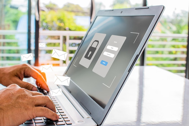 Foto mano de un hombre de negocios escribiendo el teclado de una computadora portátil para analizar los precios de las acciones la pantalla de una computadora portátil está en blanco y borrosa gráfico que muestra el desempeño empresarial trabajando en casa enfoque selectivo fondo borroso