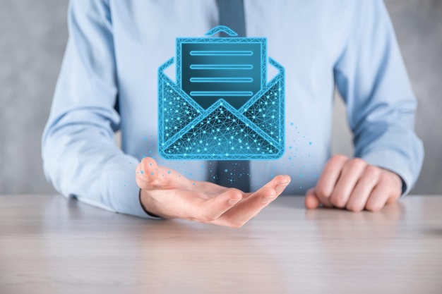 Mano de hombre de negocios con icono de carta, iconos de correo electrónico. Póngase en contacto con nosotros por correo electrónico de boletín y proteja su información personal del correo no deseado. Centro de llamadas de servicio al cliente contáctenos.
