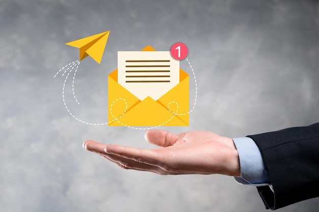 Mano de hombre de negocios con icono de correo electrónico, Contáctenos por correo electrónico de boletín y proteja su información personal del correo no deseado. Centro de llamadas de servicio al cliente contáctenos concepto