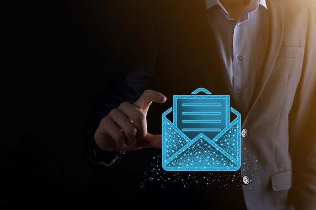Mano de hombre de negocios con icono de letra, iconos de correo electrónico. Póngase en contacto con nosotros por correo electrónico del boletín de noticias y proteja su información personal del correo no deseado. Centro de llamadas de servicio al cliente en contacto con nosotros.