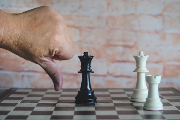 Mano de hombre de negocios en movimiento figura de ajedrez para ganar el juego de la competencia. , concepto de éxito de la estrategia empresarial.