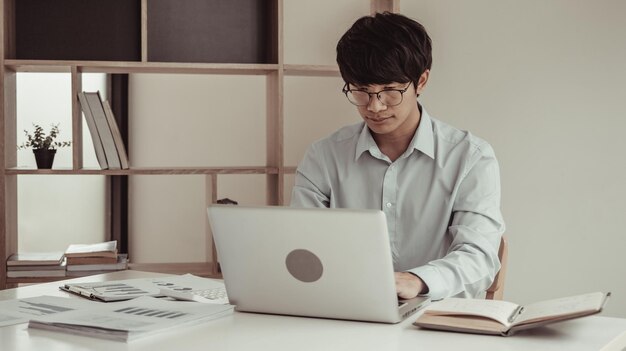 La mano de un hombre de negocios presiona el teclado de una computadora portátil